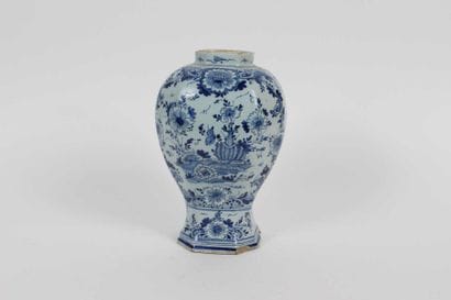 DELFT
Vase à décor de vase fleuri et fleurs...