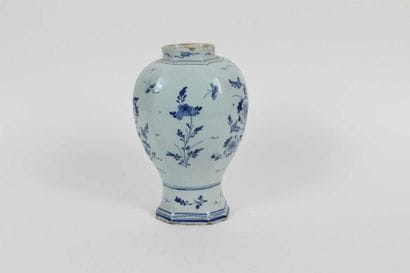 DELFT
Vase à décor de vase fleuri et fleurs...