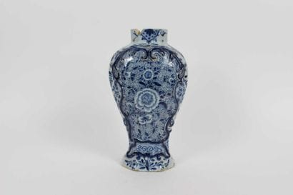 DELFT
Vase à pans coupé à décor floral en...