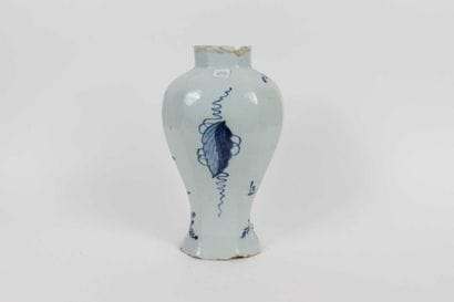 DELFT
Vase à pans coupé à décor floral en...