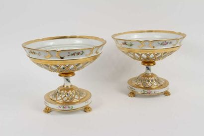 PARIS
Deux coupes en porcelaine ajourée à...