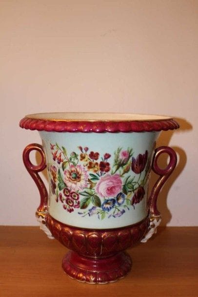 Vase médicis en porcelaine à décor de bouquets...