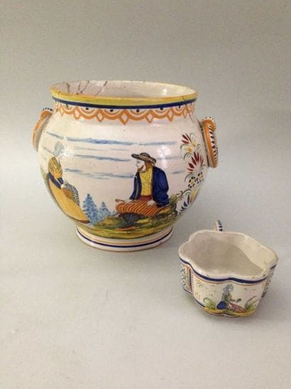 QUIMPER Henriot
Vase globulaire à décor polychrome...