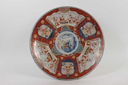 CHINE
Grand Plat rond en porcelaine à décor...