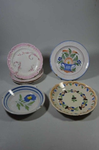 ENSEMBLE de six assiettes en faïence comprenant:...