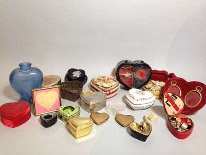 COLLECTION de tirelires. LOT de boites et...