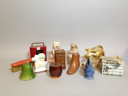 COLLECTION de tirelires. LOT de boites et...