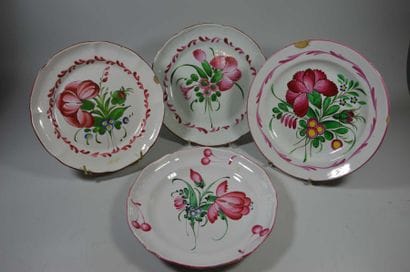 ENSEMBLE de QUATRE ASSIETTES comprenant:...