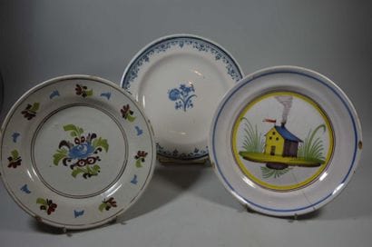ENSEMBLE de TROIS ASSIETTES comprenant: MIDI...