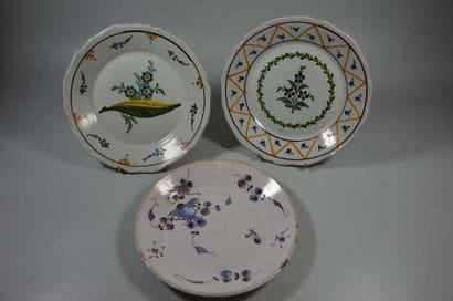 ENSEMBLE de TROIS ASSIETTES NEVERS Assiette...