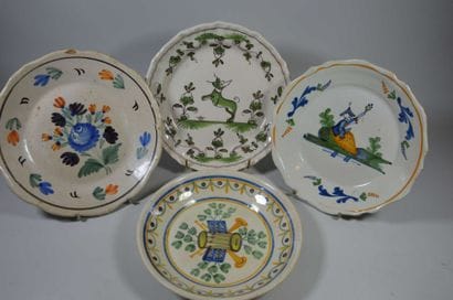 ENSEMBLE de QUATRE ASSIETTES NEVERS - Assiette...