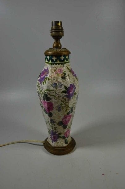 PIED DE LAMPE en porcelaine à décor polychrome...