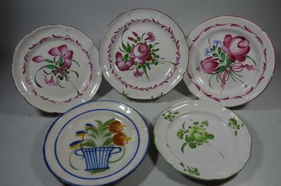 ENSEMBLE de CINQ ASSIETTES comprenant: LES...