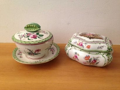 BONBONNIERE en porcelaine et BOUILLON couvert...