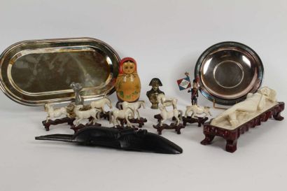 ENSEMBLE de bibelots et métal argenté.