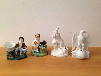 QUATRE ENCRIERS en porcelaine: aigle, chien,...