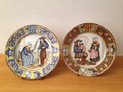 PAIRE D'ASSIETTES en porcelaine à decor polychrome...