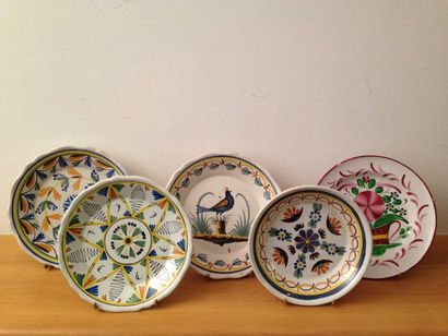 CENTRE - QUATRE ASSIETTES à décor polychrome...