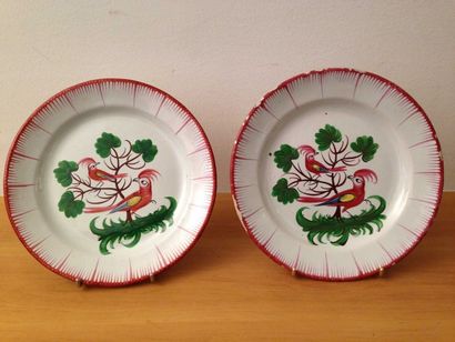 LES ISLETTES. Paire d'assiettes à décor polychrome...