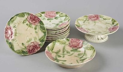 ENSEMBLE comprenant onze assiettes, un présentoir...