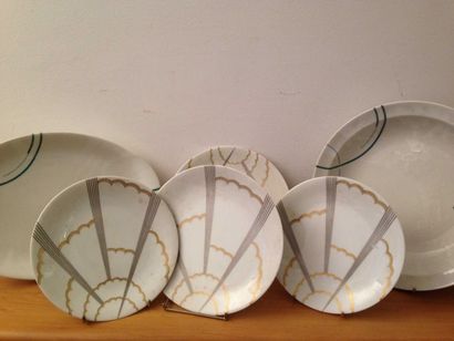 Jean LUCE
Ensemble comprenant un plat circulaire...