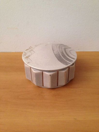 Jean LUCE
Ensemble comprenant un plat circulaire...
