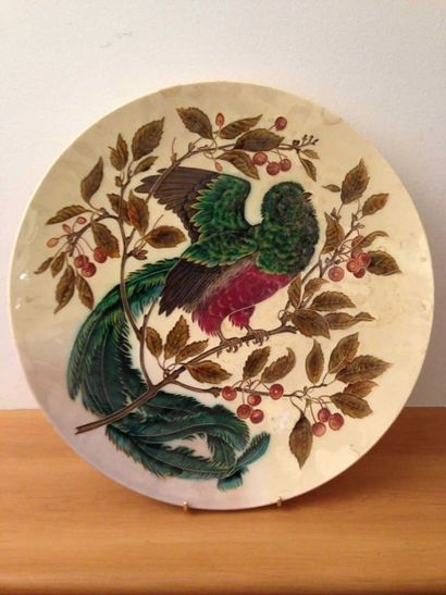 GRAND PLAT circulaire en faïence sur talon...