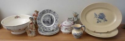 ENSEMBLE DE CERAMIQUES dont: trois plats...
