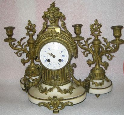 Garniture de cheminée trois pièces. Haut....