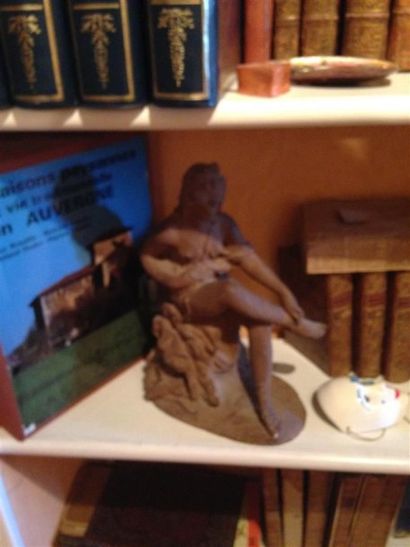 Jeune femme assise. Epreuve en terre cui...