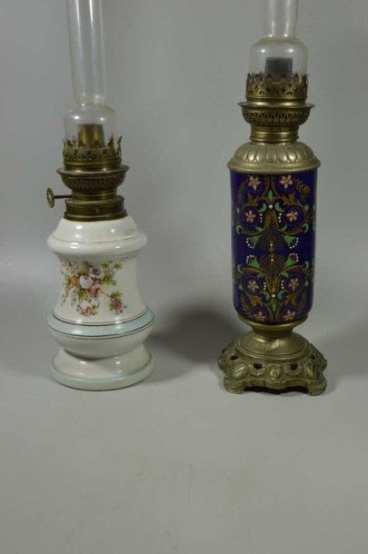 DEUX LAMPES A PETROLE - L'une en porcelaine...