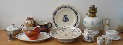 ENSEMBLE DE CERAMIQUES dont: trois plats...