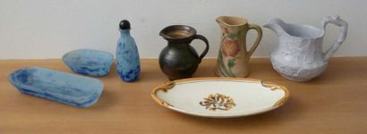 ENSEMBLE DE CERAMIQUES dont: trois plats...
