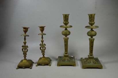 PAIRE DE BOUGEOIRS en bronze doré à décor...