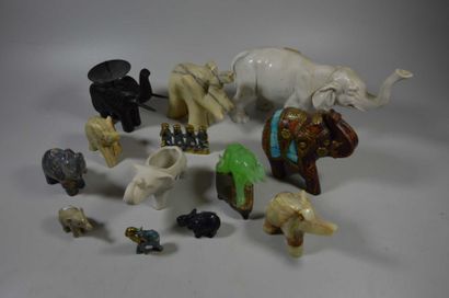 COLLECTION de sujets éléphants en porcelaine,...