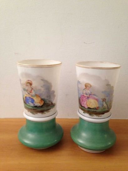 PAIRE de VASES en verre opalin à decor dans...