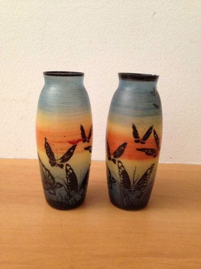 PAIRE de PETITS VASES en verre peint à decor...