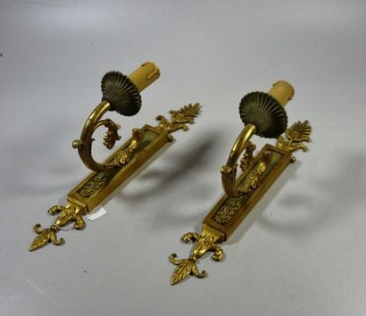 PAIRE D'APPLIQUES en bronze doré ciselé et...