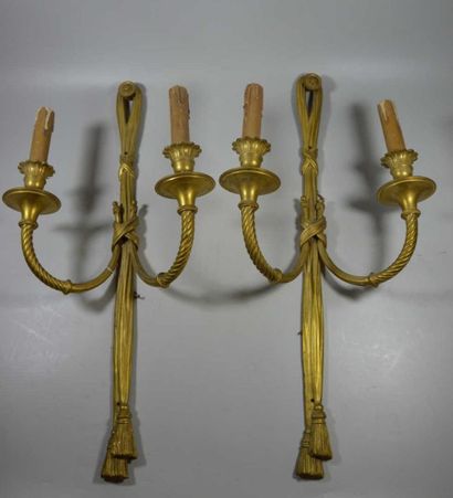 PAIRE D'APPLIQUES en bronze doré et ciselé...