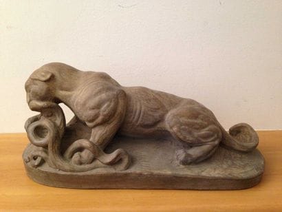 Panthère Sculpture en terre cuite. Long....
