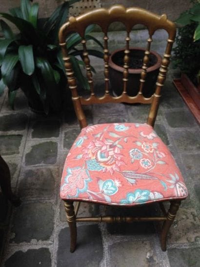 CHAISE A DOSSIER BARRETTE en bois doré.