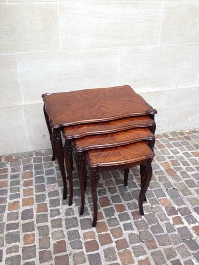 SUITE DE QUATRE TABLES GIGOGNES en placage...
