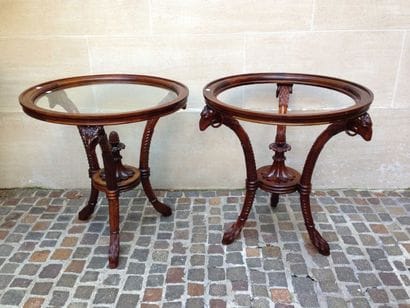 DEUX GUERIDONS en bois naturel sculpté de...