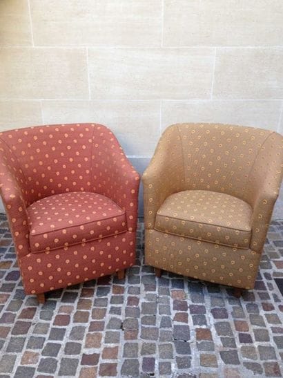DEUX BERGERES recouvertes de tissus à motifs...