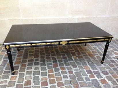SUITE DE SEPT TABLES D'APPOINT carrées et...