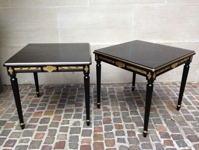 SUITE DE SEPT TABLES D'APPOINT carrées et...