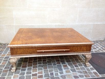 TABLE BASSE en placage de loupe marqueté...