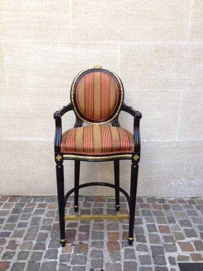 SUITE DE QUATRE FAUTEUILS de bar en bois...