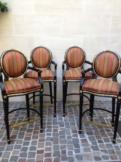 SUITE DE QUATRE FAUTEUILS de bar en bois...