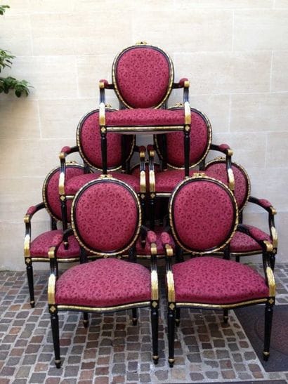 SUITE DE HUIT FAUTEUILS à dossier médaillons...